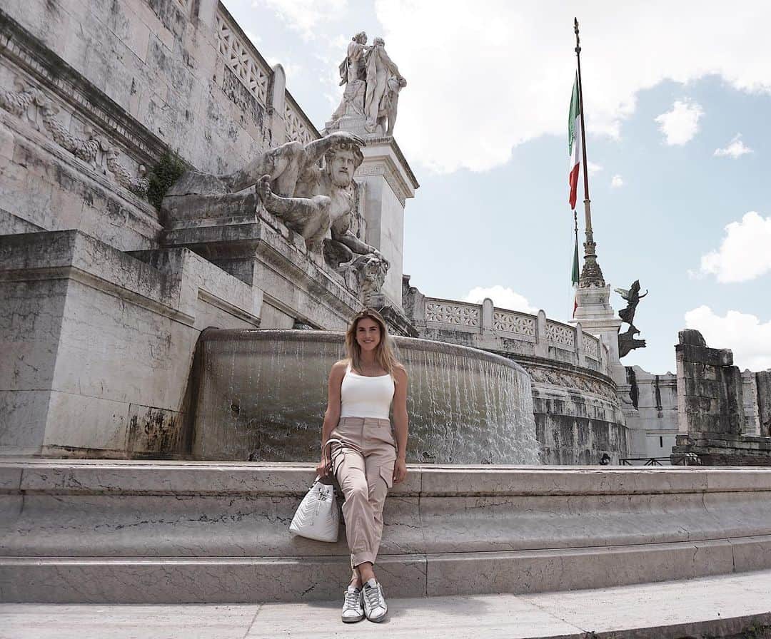 ベレン・モゾさんのインスタグラム写真 - (ベレン・モゾInstagram)「📍Rome,🇮🇹 Being able to finally eat gluten came in really handy for this trip! So far, I have had 🍝 for every meal. ———— Me dieron el visto bueno para POR FIN comer gluten. Se puede decir que lo he aprovechado en casa y aquí en Italia! . . . #fontanadelladriatico #altaredellapatria #rome #travel #travelblog」5月11日 6時23分 - belenmozo