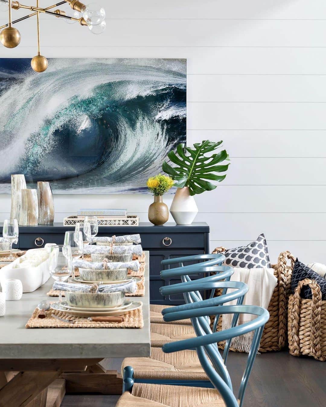 ELLE DECORさんのインスタグラム写真 - (ELLE DECORInstagram)「A beachy palette of blue and white add a welcoming touch to a dining room in a Bridgehampton summer home. Design by Andrew Kotchen and Matthew Berman of @workshopapd, photography by @donnadotanphoto.」5月11日 6時37分 - elledecor