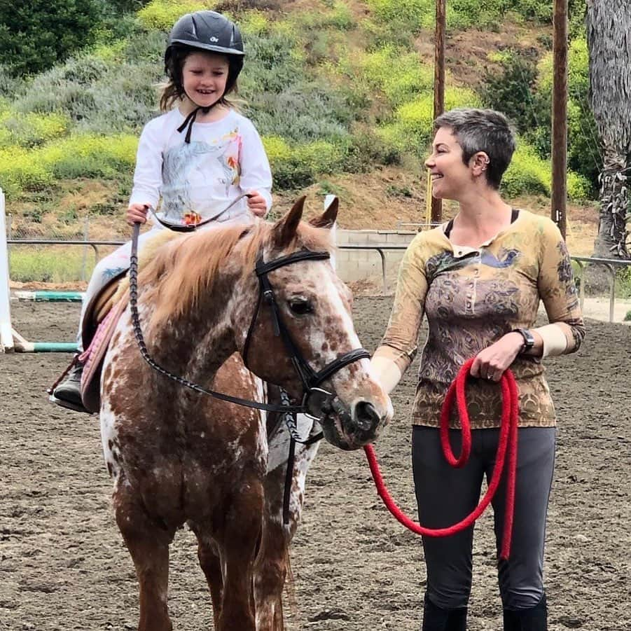 ミーシャ・コリンズさんのインスタグラム写真 - (ミーシャ・コリンズInstagram)「Maison with her new horseback trainer, ⁦@kimrhodes4reals. Maison told Kim, “Animals talk with their bodies and now I am talking to an animal with MY body!”」5月11日 6時29分 - misha