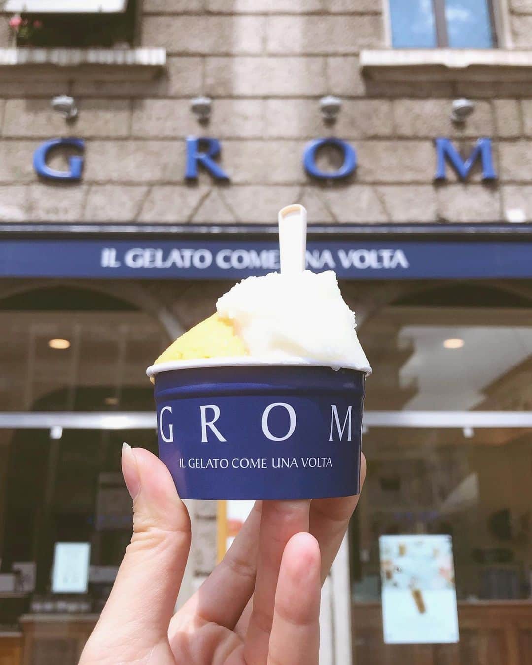 Nagisa 나기사さんのインスタグラム写真 - (Nagisa 나기사Instagram)「🇮🇹Italian Gelatos🇮🇹﻿ ﻿﻿ GROM﻿ ﻿ 日本にも進出済み、人気ジェラトラリアのGROM﻿ ミルク系のジェラートの有名店に色々行ったので、GROMではさっぱり系が食べたいなーという事で﻿ レモンとアプリコットを選択。﻿ ﻿ 店舗数が多く、安定した品質のジェラートがどこでも食べられるのは嬉しいポイント。﻿ ﻿ 1番小さいサイズ2.6€〜です﻿ ﻿ ﻿ ﻿ #イタリア旅行 #イタリア #ローマ #ローマカフェ #カフェ #女子旅 #ひとり旅 #カフェ巡り #cafe #ジェラート #cafestagram #eat #love #旅muse_cafe #tabijyomap_italy」5月11日 6時41分 - nagisa0713