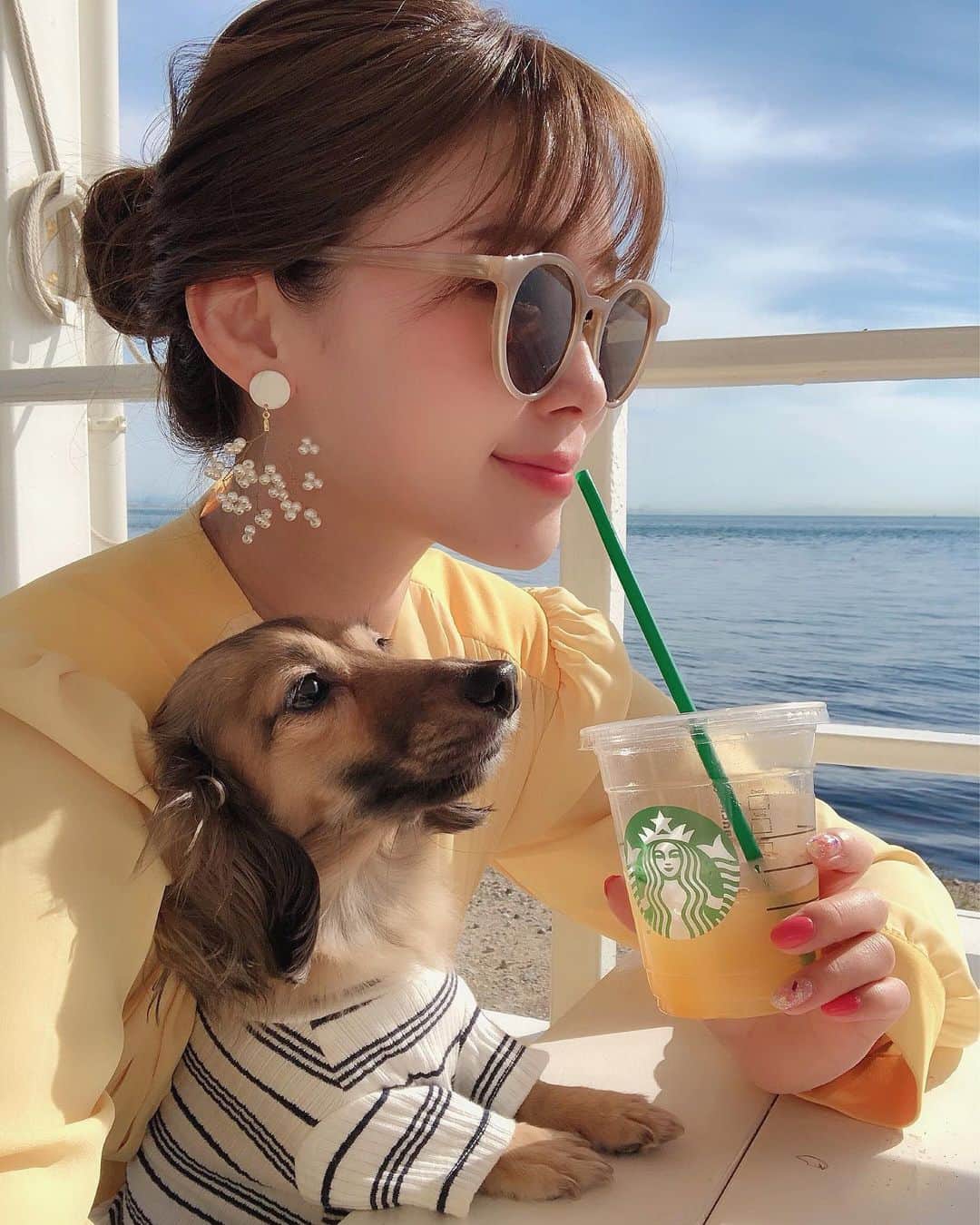 藤川沙弥のインスタグラム：「𝔾𝕠𝕠𝕕 𝕄𝕠𝕣𝕟𝕚𝕟𝕘☀︎﻿ ﻿ ﻿ 楽しみにしていた週末〜✈️☀️﻿ ﻿ このリンの体制と短い手と﻿ 同じ方向見てるのも﻿ 全部ぜんぶ愛おしい。😫💛笑」