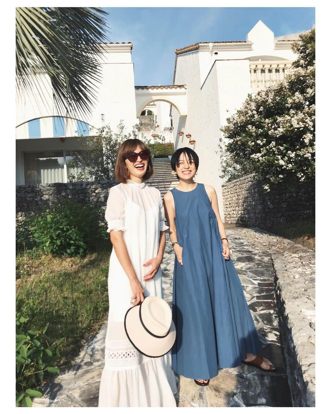 高山都さんのインスタグラム写真 - (高山都Instagram)「今回の旅は大好きなのりちゃん @noriko_style と一緒に。 出会って、意外と長いのに旅するのは初めて。 行きの新幹線からずーっと話しっぱなしで、楽しかったなぁー。 それにしてと、このホテルの南仏感に、のりこは似合いすぎで、うっとり♡ 偶然にも同じ @conn_tokyo のジャケットだったり、同じ部屋なので距離もぐっと近くなり、勝手に姉妹っぽさ楽しんでます。笑 地元の素材(タイや伊勢エビや松坂牛…アワビ…贅沢！)を使った、ディナーもとても美味しかったなぁー。 最後はカラオケに行って、気づけばベッドで寝落ち…w ひとつ前の投稿は、そんな形跡が残っていました。 #都リゾート #志摩ベイサイドテラス #女子旅 #三重県 #都の旅の記録」5月11日 6時52分 - miyare38