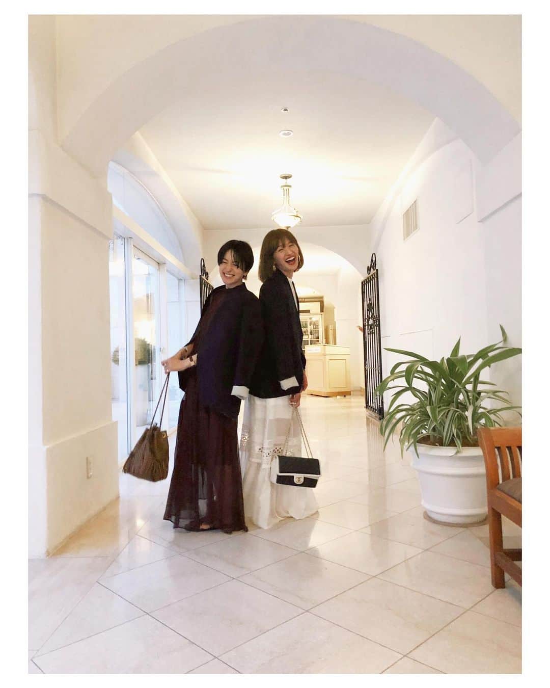 高山都さんのインスタグラム写真 - (高山都Instagram)「今回の旅は大好きなのりちゃん @noriko_style と一緒に。 出会って、意外と長いのに旅するのは初めて。 行きの新幹線からずーっと話しっぱなしで、楽しかったなぁー。 それにしてと、このホテルの南仏感に、のりこは似合いすぎで、うっとり♡ 偶然にも同じ @conn_tokyo のジャケットだったり、同じ部屋なので距離もぐっと近くなり、勝手に姉妹っぽさ楽しんでます。笑 地元の素材(タイや伊勢エビや松坂牛…アワビ…贅沢！)を使った、ディナーもとても美味しかったなぁー。 最後はカラオケに行って、気づけばベッドで寝落ち…w ひとつ前の投稿は、そんな形跡が残っていました。 #都リゾート #志摩ベイサイドテラス #女子旅 #三重県 #都の旅の記録」5月11日 6時52分 - miyare38