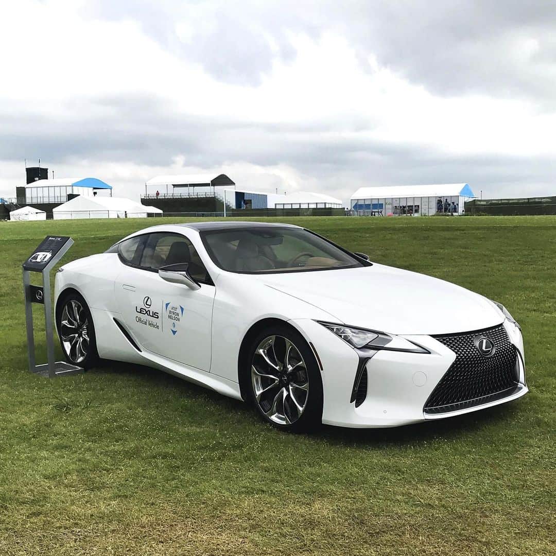 Lexus USAのインスタグラム：「There’s more than one way to approach the greens. The #LexusLC makes an appearance at the @attbyronnelson #LexusGolf」