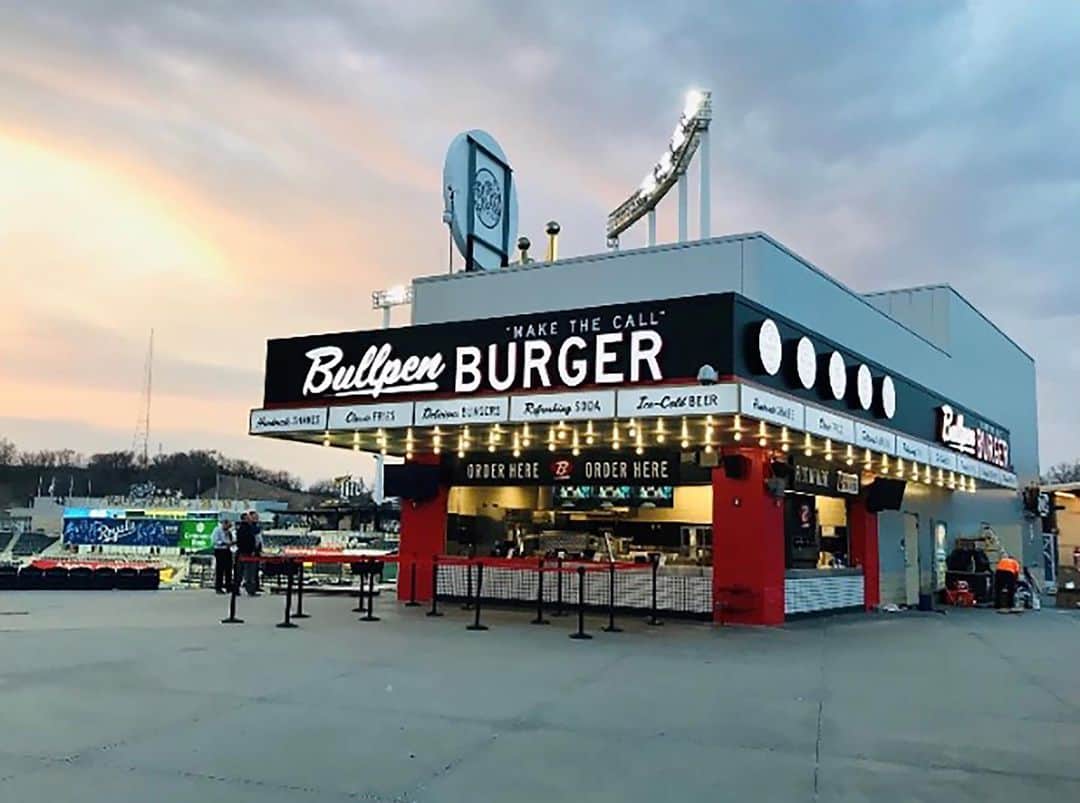 カンザスシティ・ロイヤルズさんのインスタグラム写真 - (カンザスシティ・ロイヤルズInstagram)「Check out the Bullpen Burger behind Section 250, the newest place to grab a burger at #TheK! #EatTheExperience #MakeTheCall #AddAMilkShake #AlwaysRoyal」5月11日 7時12分 - kcroyals