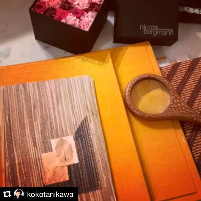 渡辺香津美のインスタグラム：「#Repost @kokotanikawa with @get_repost ・・・ 2002年5月10日・・・なぜバリ島で、バリ伝統様式での結婚式を挙げたか・・・ ・いたるところに神が宿ると言われる島 ・八百万の神に祈りを捧げる日本の神式にも共通する感覚 ・すべての物事は善と悪、生と死といった形で必ず相反し、それらのバランスが維持され共存することで世界が成り立つとされる、バリ・ヒンドゥーに共感 ・ガムラン、舞踊、バリの伝統芸能に魅せられて ・家族だけで厳かな儀式と誓いを ・思い出に残る個性的な体験 ・なぜか異様にフィットする衣裳・笑 #結婚式の写真が語るもの #バリ島結婚式 #家族の肖像 #頭のかんざしは人生の重みを背負う意味」