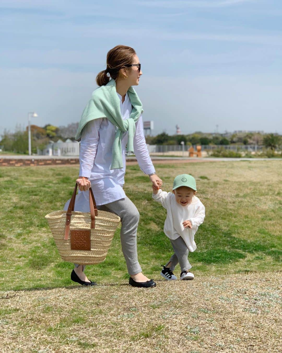 あすかさんのインスタグラム写真 - (あすかInstagram)「ㅤ  ㅤ ㅤ いつかのコ-デ💚 ㅤ  ㅤㅤ  mama ㅤ sh： #korea knit ： @milaowen_official leggings： @suadeo_official bag： @loewe shoes： @sly_official ㅤ ㅤ boy ㅤ tops： @shop__mignon leggings： @branshes cap： @white.baby.kids_official shoes： @adidasoriginals ㅤ ㅤ  ㅤㅤ  ㅤ なんかタイミングなくup 遅くなったけどお気に入りコ-デ🌼 ㅤㅤ ㅤ  ㅤ グリ-ンとグレ-の組み合わせ好き🐭🌱 ㅤ ㅤㅤㅤ ㅤ  ㅤ 最近タピオカにハマり中🥤 グミみたいなモチモチ感が👌🏻 なかなか美味しいとこに出会えない😗 専門学生の頃毎日のように飲んでいた Quicklyのタピオカが飲みたい☁️ 2色シェイクとか大好きやったな〜 閉店とか悲しすぎ😭知ってる人いるかな💕 ㅤㅤ ㅤㅤ ㅤ  ㅤㅤ  #ootd#Fashion#coordinate#casual#locari#mamagirl#loewe#今日の服#コーディネート#カジュアル#シンプル#プチプラコーデ#お洒落さんと繋がりたい#公園#公園コーデ#親子コーデ#親子リンクコーデ#生後19ヶ月#1歳7ヶ月#新米ママ#男の子ママ#ママコーデ#ママファッション#ぷんにー#マタニティ#マタニティコーデ#2人目妊娠 @majicalsherry_lme  ウエストのホックで強度を調整可能 ヒップアップで美尻📖topぺ-ジに掲載中✍🏻 ㅤ ㅤ ㅤ  ㅤ ㅤ」5月11日 7時15分 - ask_____10