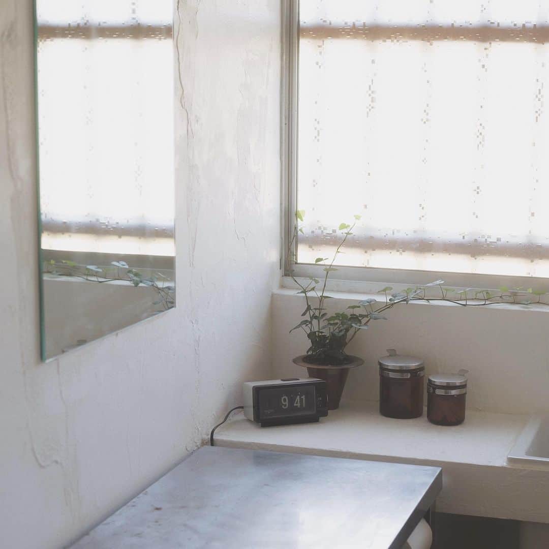惟本康明 / yasuaki yoshimotoさんのインスタグラム写真 - (惟本康明 / yasuaki yoshimotoInstagram)「偏愛ショップblumoオリジナルの銅の鉢です。 経年変化がたのしみ。 #interior #インテリア #blumo #renovation #リノベーション #洗面所 #selfrenovation #セルフリノベーション」5月11日 7時25分 - md2v