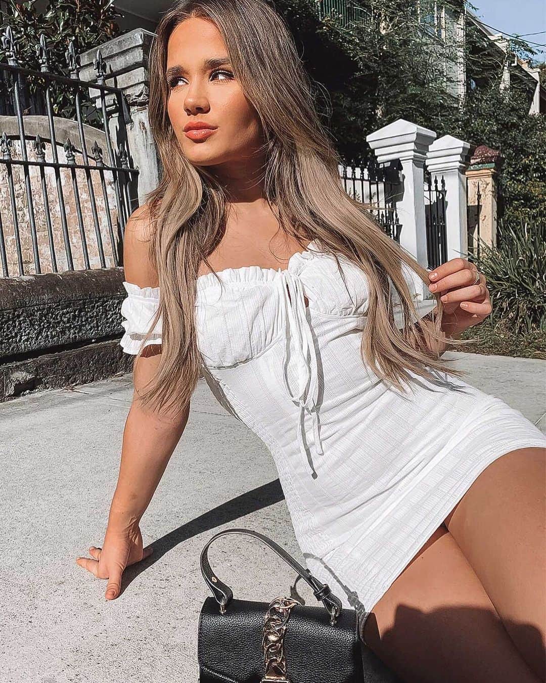 Beginning Boutiqueさんのインスタグラム写真 - (Beginning BoutiqueInstagram)「Babe alert ✨ Our bestselling Savona Dress White is a dream on babe @isabelle.clarke! Tap to shop!」5月11日 7時25分 - beginningboutique