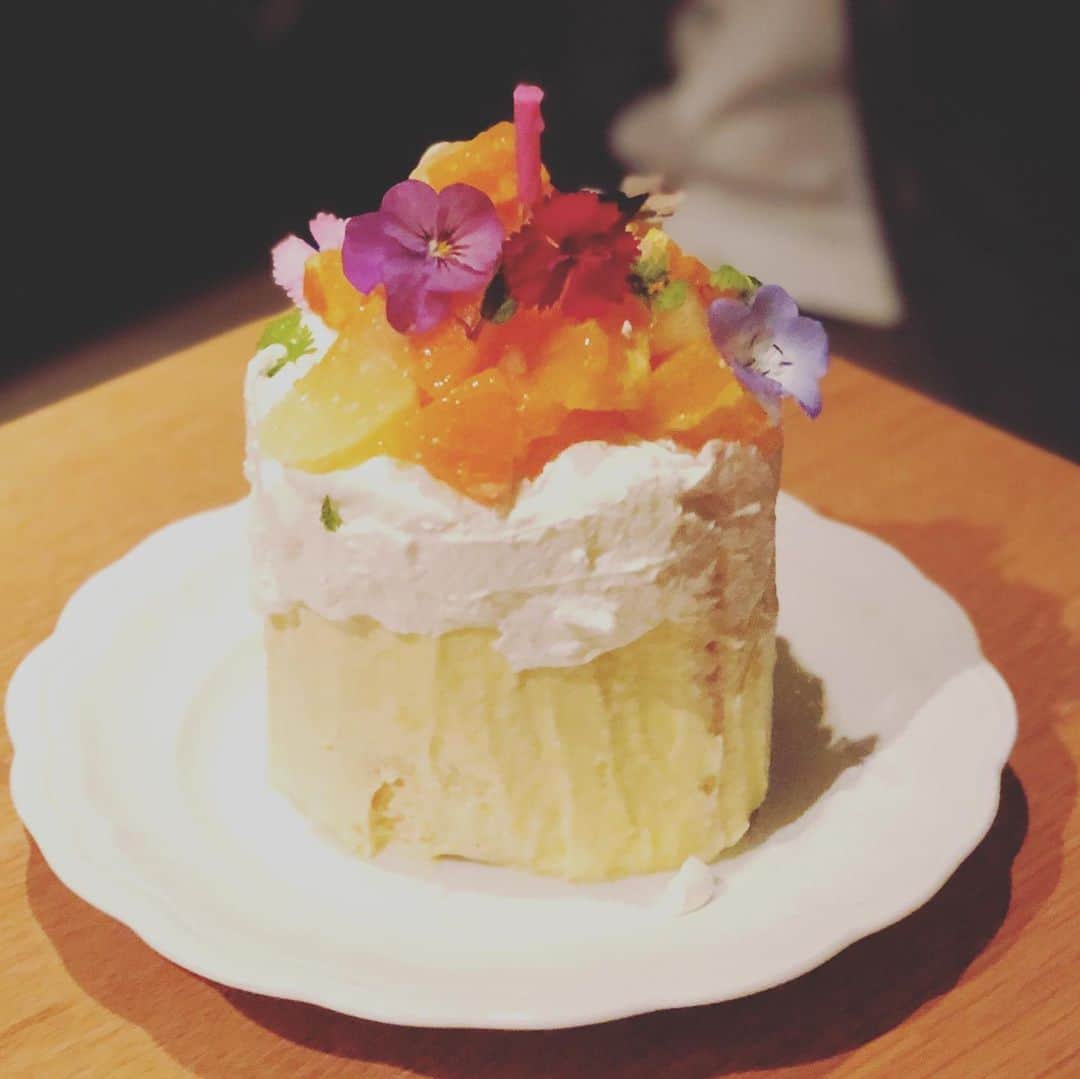 ひうらさとるのインスタグラム：「私の大好きな生ビールを模したバースデーケーキ❤︎ 今夜城崎最後のもっさんとケーキ入刀w #offkinosaki」