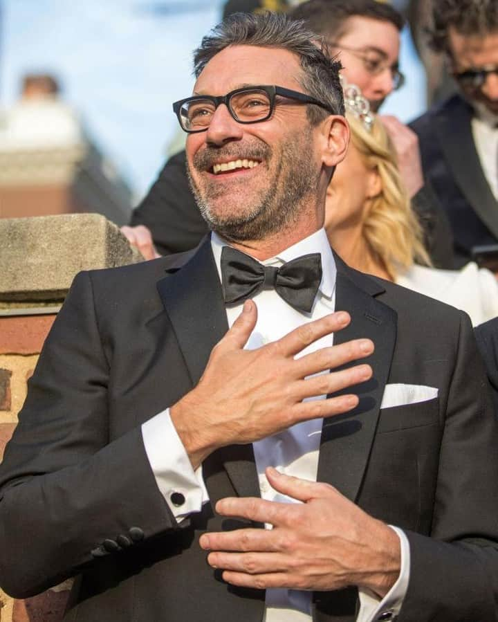 ブルックスブラザーズさんのインスタグラム写真 - (ブルックスブラザーズInstagram)「Here’s to hoping your weekend leaves you as happy as #JonHamm in #BrooksBrothers. Congrats to Mr. Hamm and the rest of the @Unbreakablekimmyschmidt cast on a ceremonious induction to the Harvard Lampoon.  #BeingBrooksy #MadMen」5月11日 7時37分 - brooksbrothers