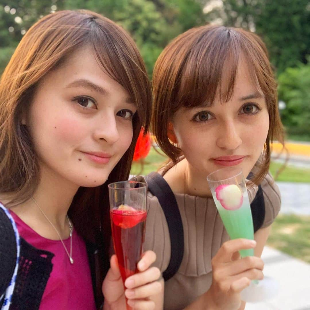 奥山夏織さんのインスタグラム写真 - (奥山夏織Instagram)「仕事終わりにお姉ちゃんと#東京ガーデンテラス紀尾井町 にて#KIOIROSEWEEK が開催中だったので、遊びに行ってきました💓 ・ 可愛いバラのオブジェクトが一帯にあり、フォトスポット😍フォトジェニックな写真がたくさん撮れるので、#KIOIROSECAFE にて頼んだドリンクを持ってパチリ♪ ・ BIGROSEが赤くて🌹綺麗でした💓永田町駅出てすぐなので、お休み中に是非寄ってみてください☺️♪ ・・・ #東京ガーデンテラス紀尾井町 #KIOI_ROSEWEEK #紀尾井町 #バラ #ROSEWEEK #ローズウィーク #🌹 #休日 #デートスポット #デート」5月11日 7時38分 - okuyama_kaori