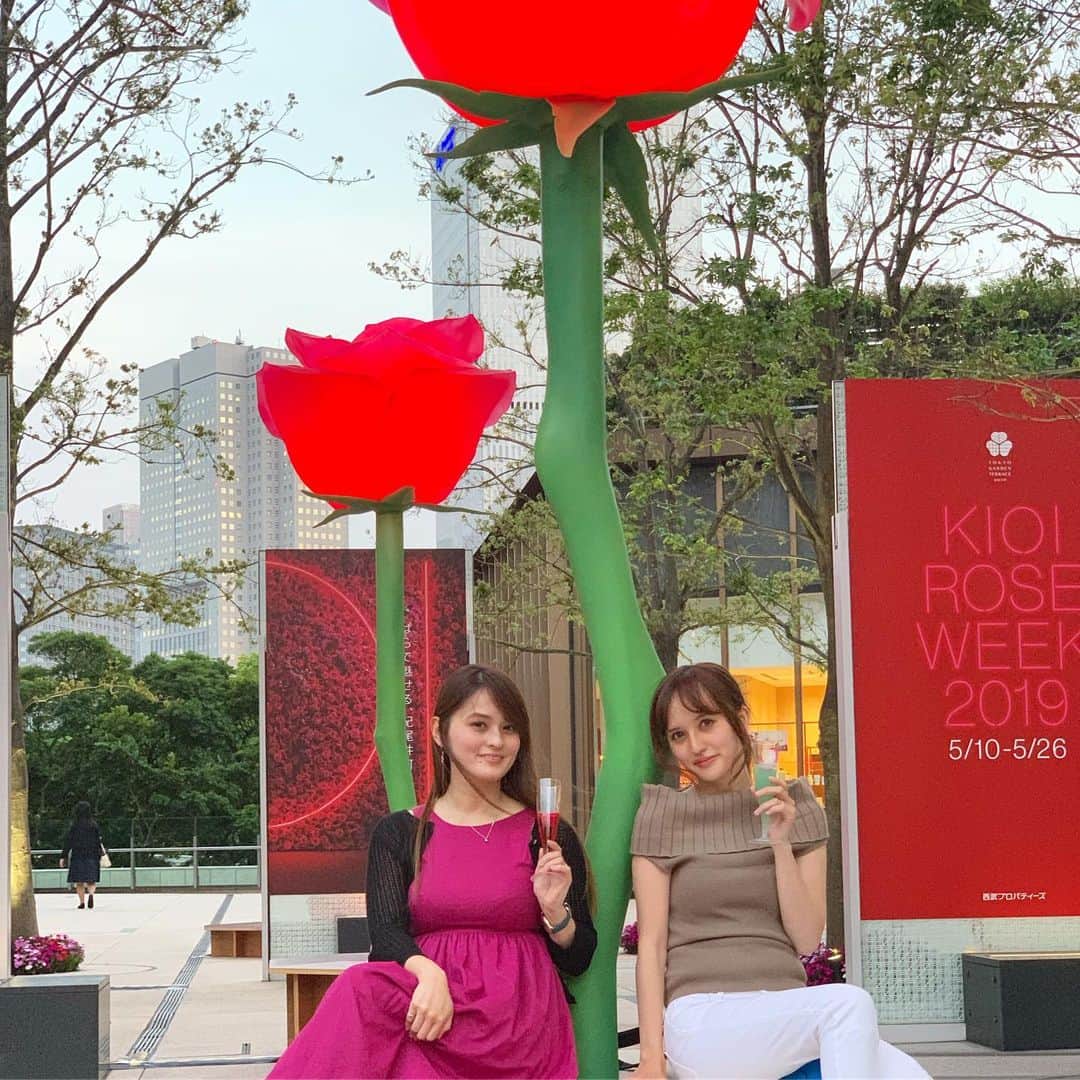 奥山夏織さんのインスタグラム写真 - (奥山夏織Instagram)「仕事終わりにお姉ちゃんと#東京ガーデンテラス紀尾井町 にて#KIOIROSEWEEK が開催中だったので、遊びに行ってきました💓 ・ 可愛いバラのオブジェクトが一帯にあり、フォトスポット😍フォトジェニックな写真がたくさん撮れるので、#KIOIROSECAFE にて頼んだドリンクを持ってパチリ♪ ・ BIGROSEが赤くて🌹綺麗でした💓永田町駅出てすぐなので、お休み中に是非寄ってみてください☺️♪ ・・・ #東京ガーデンテラス紀尾井町 #KIOI_ROSEWEEK #紀尾井町 #バラ #ROSEWEEK #ローズウィーク #🌹 #休日 #デートスポット #デート」5月11日 7時38分 - okuyama_kaori