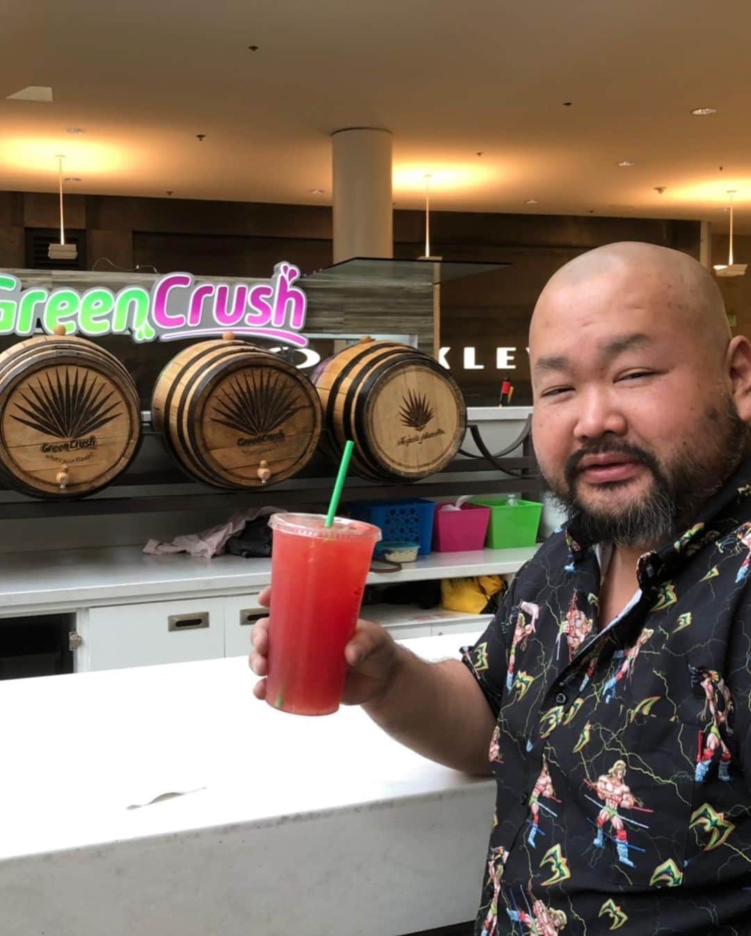 ハチミツ二郎さんのインスタグラム写真 - (ハチミツ二郎Instagram)「みんなが飲んでたやーつ。 スイカのジュース。  オレもスイカのジュースは大好き。  #greencrush」5月11日 7時42分 - jirohachimitsu