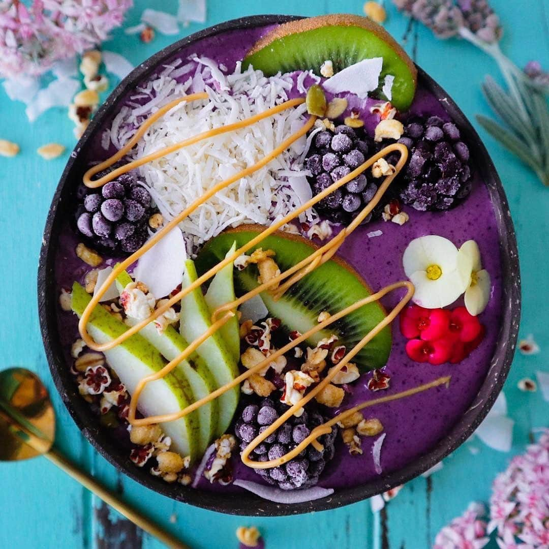 ケイラ・アイトサインズさんのインスタグラム写真 - (ケイラ・アイトサインズInstagram)「Who loves smoothie bowls?  If you've been following me for a while, you know I LOVE acai bowls. However I am conscious that often store bought smoothie or acai bowls can often be high in sugar (this gave me a lot of reflux when I was pregnant). If I have time, I will try to make mine at home to ensure I know EVERYTHING that goes into it. Here are some tips to keep in mind when making a smoothie bowl! ⁣⁣⁣ ⁣⁣⁣ ✅Watch your portion size - Many smoothie bowls you see online (as great as they look) are FAR more than one portion in terms of nutrient value. ⁣⁣⁣ ⁣⁣⁣ ✅Stick to fruit - Try to stick to fruit when it comes to adding sweetness to your bowl. Try to avoid adding candy or chocolate. To add bulk and get the texture you want, use veggies (such as spinach) or some Greek yoghurt.⁣⁣⁣ ⁣⁣⁣ ✅Toppings - use unsweetened shredded coconut, granola, chia seeds or chopped almonds⁣⁣⁣ ⁣⁣⁣ ✅Don't forget healthy fats - This may be your FAVOURITE part. Nuts or a little nut butter can help to balance the sweetness of the fruit and help to keep you fuller for longer. ⁣⁣ ⁣⁣ www.kaylaitsines.com/app @one_full_belly」5月11日 7時44分 - kayla_itsines