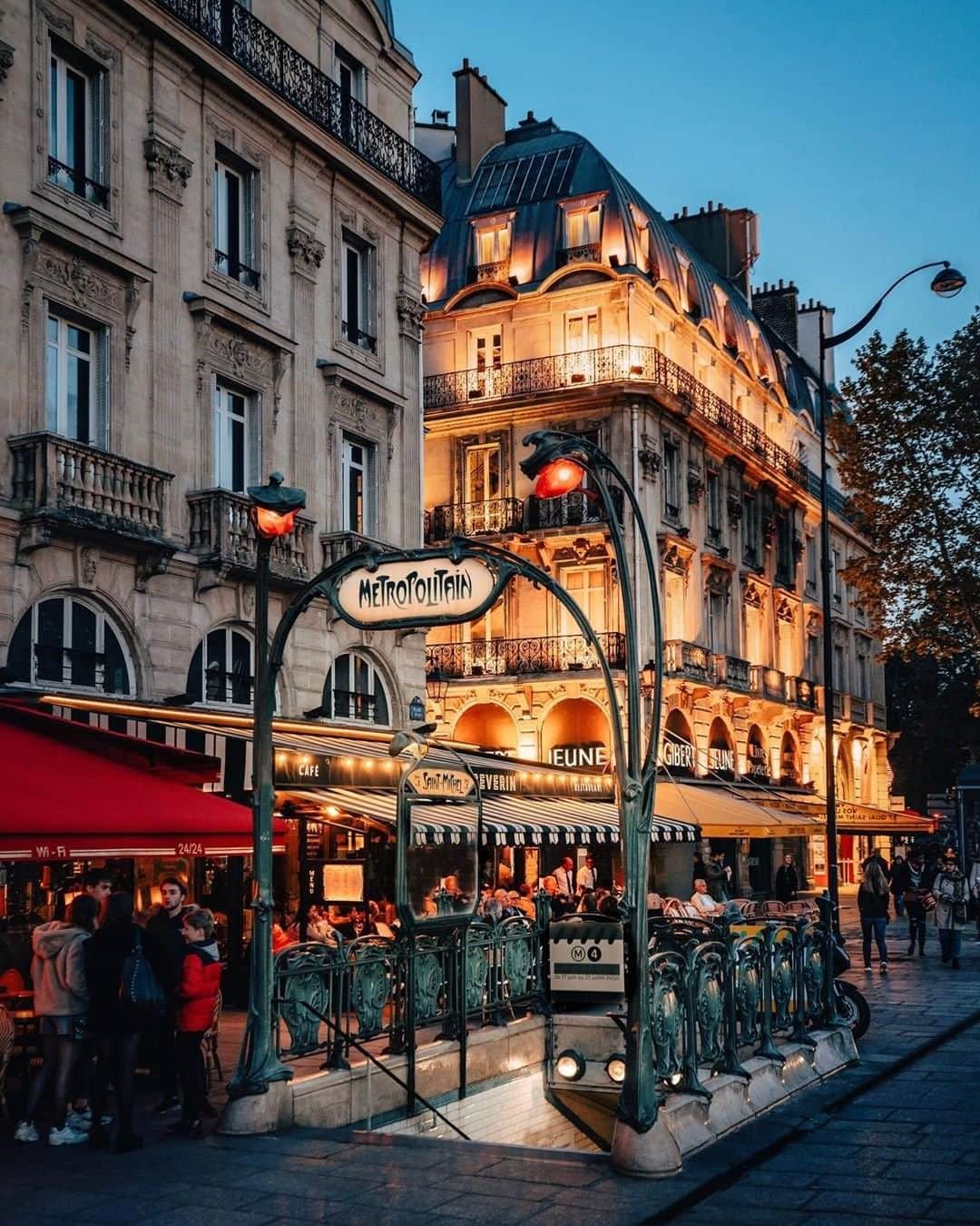Travel + Leisureさんのインスタグラム写真 - (Travel + LeisureInstagram)「France is a country rich in history, culture and wine 🍷We've compiled the best points of interest for a whirlwind tour of France at our link in bio. #tlpicks courtesy of @joethommas」5月11日 7時45分 - travelandleisure
