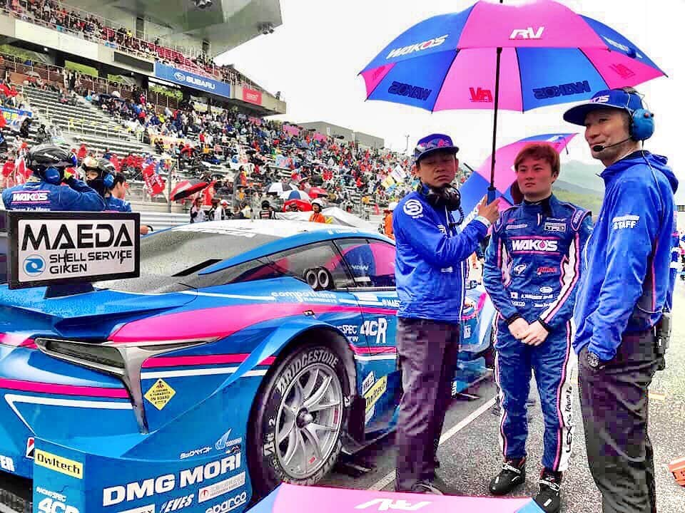 脇阪寿一さんのインスタグラム写真 - (脇阪寿一Instagram)「レースクイーンならレースキング？！ クイーンは良いけど、キングは大それてるよね😅  キャンギャルならキャンチャラ男？！ チャラ男って…😅 キャンペーンガールならキャンペーンボーイ？！ ボーイは年齢がね😅  ヤマケンの傘持ち。 うん、しっくりきた‼️ 私、なんでもやらせて頂きます✌️ #supergt #lexusteamlemanswakos」5月11日 7時52分 - juichiwakisaka