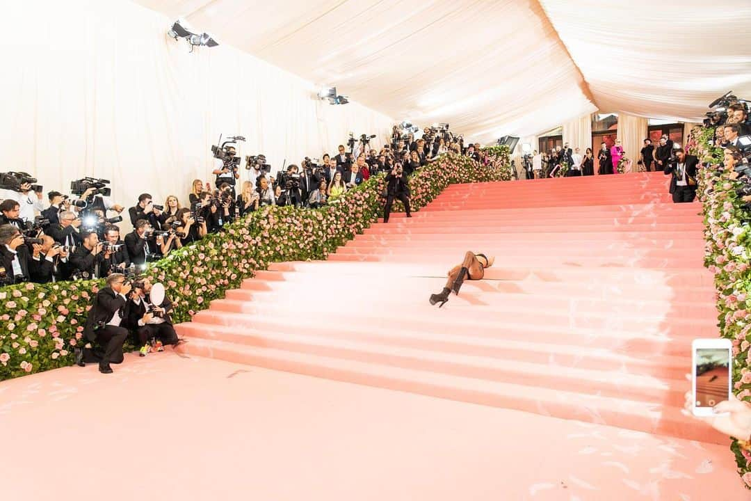 レディー・ガガさんのインスタグラム写真 - (レディー・ガガInstagram)「When you change so many times that you need to take a quick nap on the red carpet 🤷‍♀️ #help #metgala #metgaga」5月11日 7時53分 - ladygaga