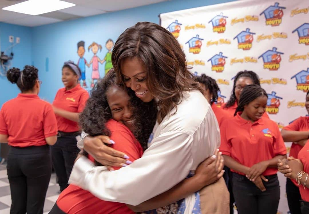 ミシェル・オバマさんのインスタグラム写真 - (ミシェル・オバマInstagram)「As I begin the final weekend of my #IAmBecoming tour, I joined my friends @honeychildtracy and @michele__norris in Florida to talk about why it's so important to make sure girls know the power in their own stories. Whether as a parent, mentor, teacher, or neighbor, each of us can show them that their voices are valued and respected from a young age—and that can have an extraordinary effect on who they’ll become in the years ahead. When we view their voices as equal, when we truly listen to them and appreciate what they say, they will feel more empowered to share themselves with the rest of the world, too. Organizations like @HoneyShineInc and @OYCMiami are living out this message by giving girls in Florida the tools and platform they need to reach their boundless potential.  To the ladies I met with today, never underestimate the power in your own story — I hope you’ll share yours bravely, and help others share theirs, too. It’s how we all keep becoming, together.」5月11日 8時06分 - michelleobama