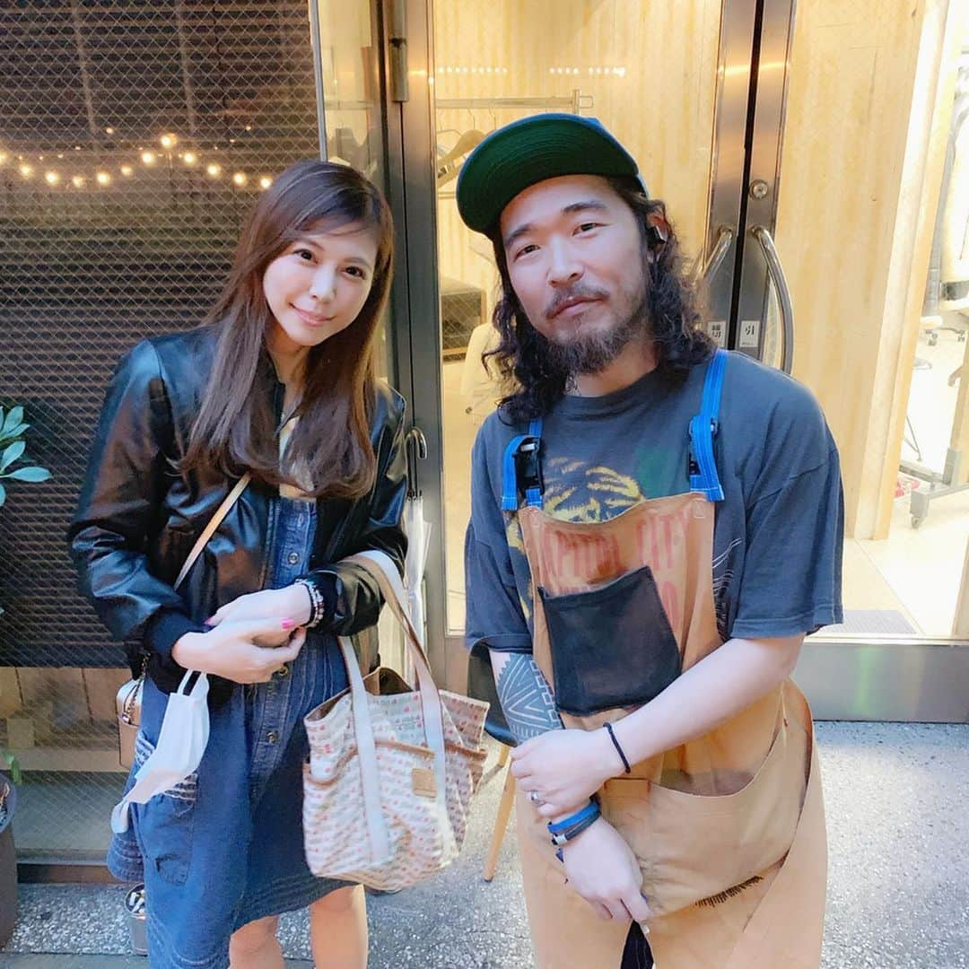 琴菜さんのインスタグラム写真 - (琴菜Instagram)「先日、革ジャン職人のノリさんのお店に行って、革ジャンの製作工程を見学してきたよ❤️ 革用のミシンで革生地を縫い合わせたり、ボタンやチャックを取り付けたり職人技を見させていただきました✨ 細かい作業のオンパレード。職人さんてやっぱり凄いな〜✨✨ #革ジャン #レザージャケット #メンズ #革用のミシン #裁断 #オーダーメイド #原宿 #seveskig #革職人 #アパレル業界」5月11日 7時58分 - dj_singer_kotona