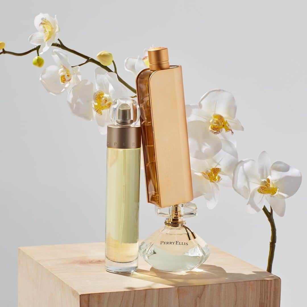ペリーエリスのインスタグラム：「Mom deserves the best. This year give her the gift of scent. Link in bio. #PerryEllis #MothersDay #PerryEllisFragrances」