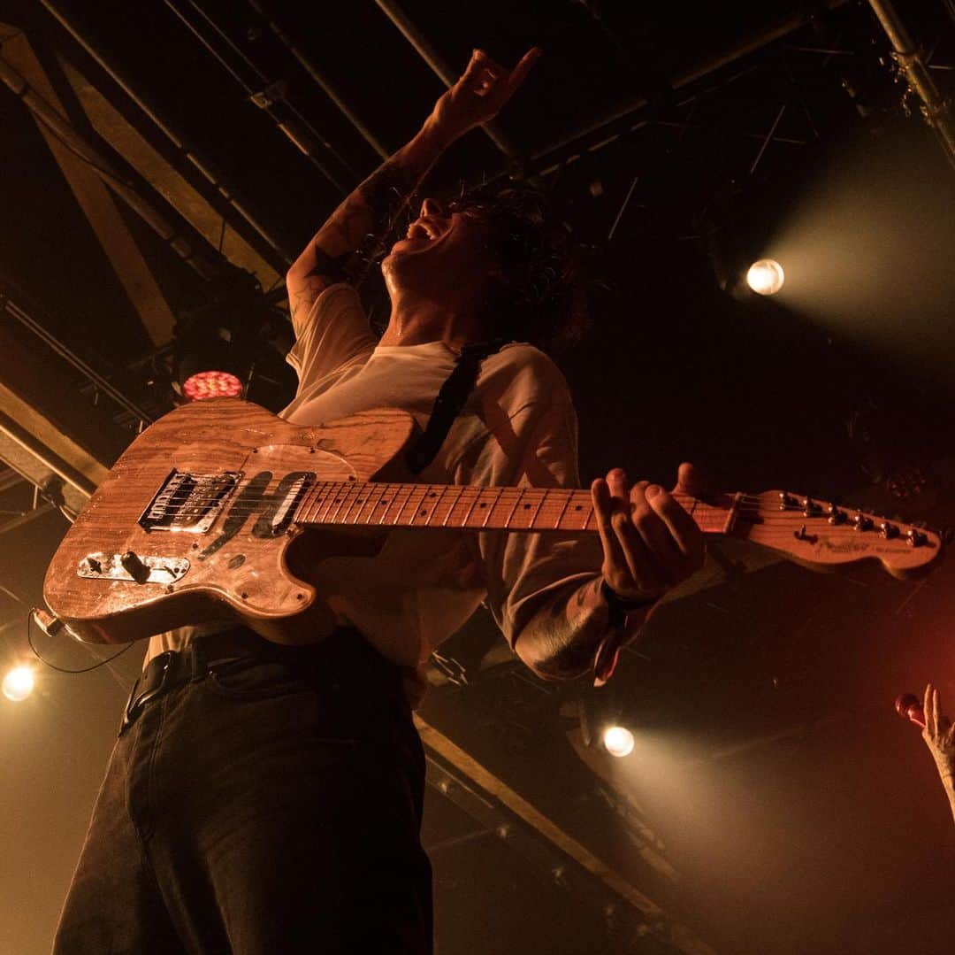 Fender Guitarさんのインスタグラム写真 - (Fender GuitarInstagram)「WOW!?! Day 2 of @greatescapefest was off the charts! Check out our story for exclusive footage. @frankcarter23 & @andtherattlesnakes @blackpeaks @pigsx7 @thisisladybird 📸- @instapatgraham」5月11日 8時10分 - fender