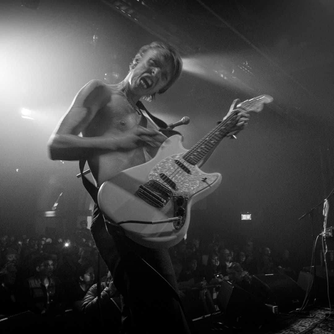 Fender Guitarさんのインスタグラム写真 - (Fender GuitarInstagram)「WOW!?! Day 2 of @greatescapefest was off the charts! Check out our story for exclusive footage. @frankcarter23 & @andtherattlesnakes @blackpeaks @pigsx7 @thisisladybird 📸- @instapatgraham」5月11日 8時10分 - fender