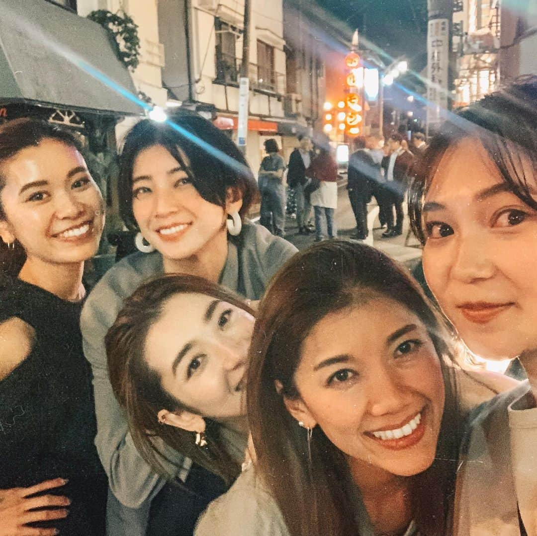 山崎まきこさんのインスタグラム写真 - (山崎まきこInstagram)「. きのうの夜💘💘💘 久しぶりに会うのに全然久しぶりな感じもせず、 お姉さま達は相変わらずにカッコいい女性たちだった！ 懐かし話でいっぱい笑ったなぁ〜😂 #lastnight  #恐縮ながらありがとうございました #お兄さんめちゃ足長効果で撮ってくれた笑」5月11日 8時21分 - makiko_yamazaki