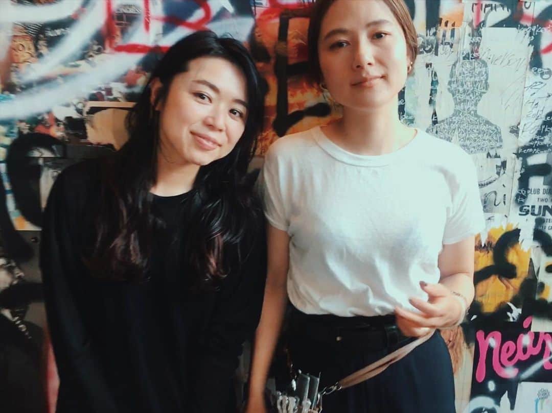 Yu-kiのインスタグラム：「カットはいつものぞみさん🙏🏻私は美容師だけど、何が似合うのか自分の事になるとどうしたらいいか分からず、だから全部お任せします☺️今回はバッサリ切ろうと思ったけど、やっぱりロングをキープで顔まわりをお任せで切ってもらった◎新しい髪型になって毎日スタイリングが楽しくて気分が上がってほんと嬉しい！お客様ってみんなこんな気分なんだ。私もそう思ってもらえる美容師でいたい。何も言わなくても完璧に仕上げてくれる美容師さんに出会えてしあわせ💛いつも刺激をもらえるし、カットしてもらえる時間が最高に楽しい！ @nozomitsuji いつも感謝です、また9月楽しみにしてます🙏🏻💙ご飯も🥺髪の写真とスタイリング剤またアップします◎#Tokyo#japan」