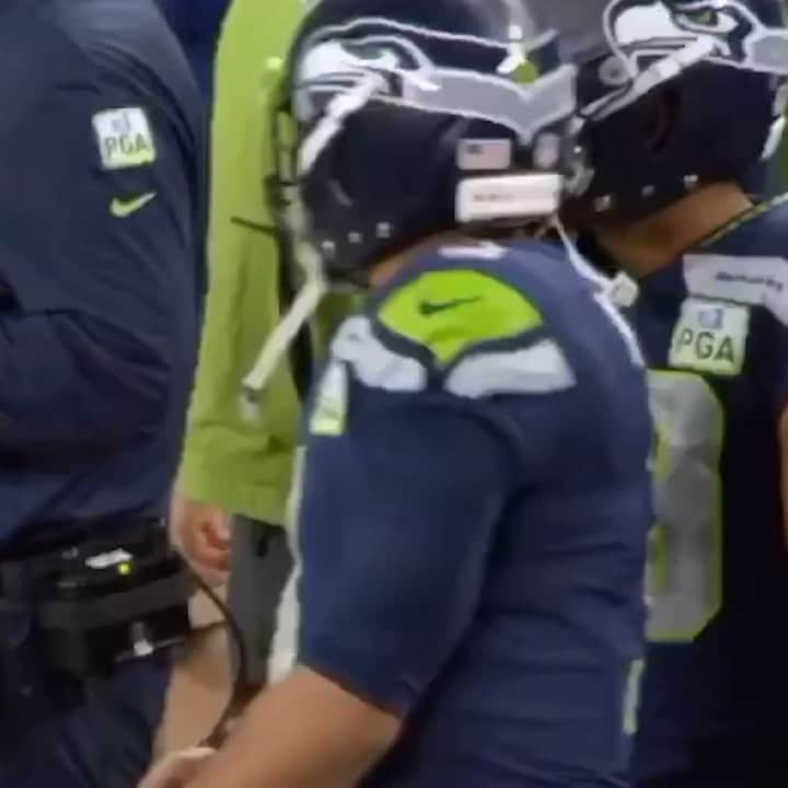 ラッセル・ウィルソンのインスタグラム：「It was an honor to take the field with you. #Ballers #GoHawks」