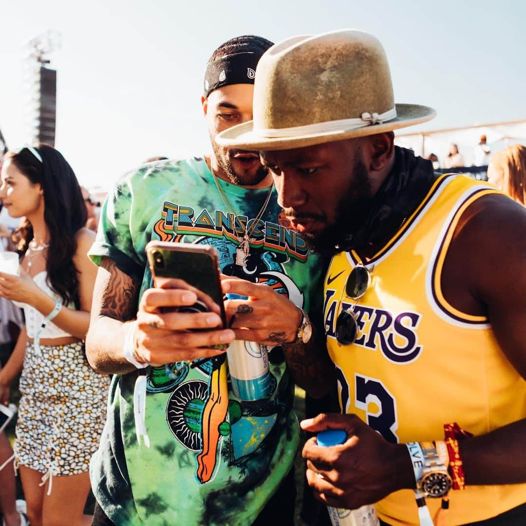 ラモーネ・モリスさんのインスタグラム写真 - (ラモーネ・モリスInstagram)「What could @itsdonbenjamin And i possibly be looking at? I’ll give you a hint. It’s Side Boob...Link in bio 📸: @alanszargoza」5月11日 8時23分 - lamorne