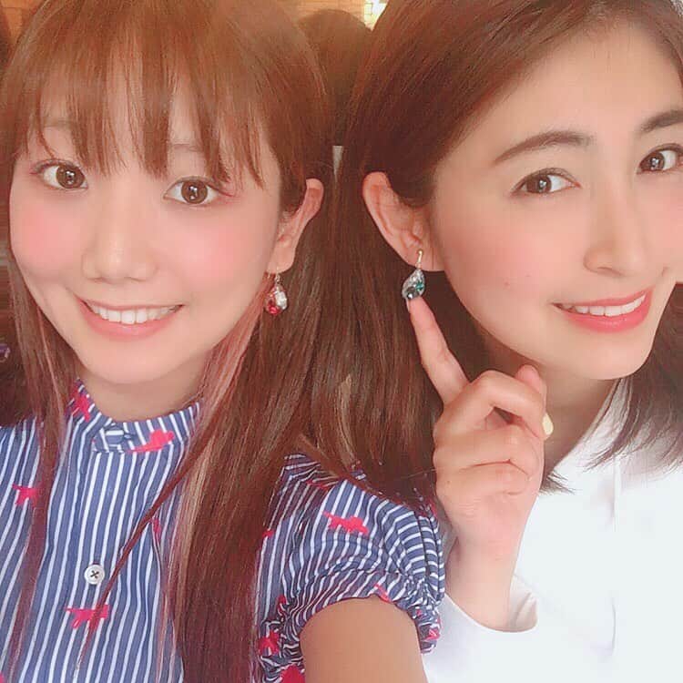 長谷部瞳のインスタグラム：「湯浅かえで(@kaede_yuasa )ちゃんと一緒に、原宿で開催中の#ラクマ母の日ギフト展 に行ってきました。  ずっとお世話になってる @favori_handmade さんの#ハンドメイドアクセサリー ✨ 先日#ヒルナンデス でもハンドメイド講師としてご登場なさっていた先生なのです。  愛のこもった作品たちは安定の可愛さ！ えへへ。かえでぃーとおそろで購入しちゃいました💕  影響されて自分でも趣味として作るようになったのですが、まだまだ技術は初心者中の初心者でして💦 拝見させていただいた作品を見ていると、とても勉強になりました👀  普段はネット通販のみなので、こうした対面販売の機会はお客様の反応がダイレクトに伝わってとても嬉しいそうですよ🌟  開催は今日まで。 母の日ギフトにいかがですか？ GOBLIN.原宿BAR&GALLERY店 東京都渋谷区神宮前6-33-18 B1-B 明治神宮前駅から徒歩2分  #ラクマ #ハンドメイド #handmade #mothersday #母の日 #母の日プレゼント #手作りピアス #ハンドメイド作家 #レジン #レジンアクセサリー #おそろい #原宿 #展示会」