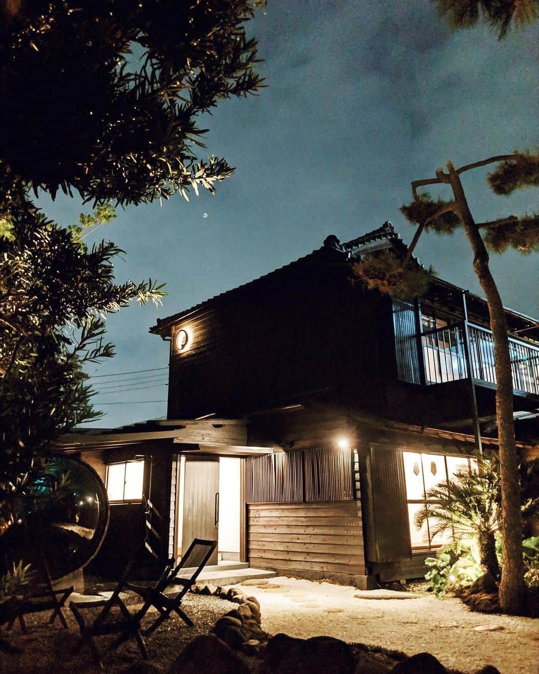 Icumi Oohamaさんのインスタグラム写真 - (Icumi OohamaInstagram)「Kamakura. . 少し前に家族で鎌倉へ☺︎. いつも遊びに行くZEN VAGUEに. 今回は宿泊で行ってきましたー！. . 樽型サウナにカラーサウナが新たに導入されていたりと. 常に進化し続ける宿☺︎. 建物は日本らしいのに部屋の鍵はかなりハイテクな. カードキーという現代との融合も面白い！. 海も近いし、大仏までも歩いていけます♪. 宿の方々みんな温かい方ばかりでKateとも. 沢山遊んでくれて本当ありがたいです❤︎. 私のオススメ宿です☺︎☺︎. . #zenvague #kamakura #japan  #sauna #kateakiyama」5月11日 8時39分 - icumi___