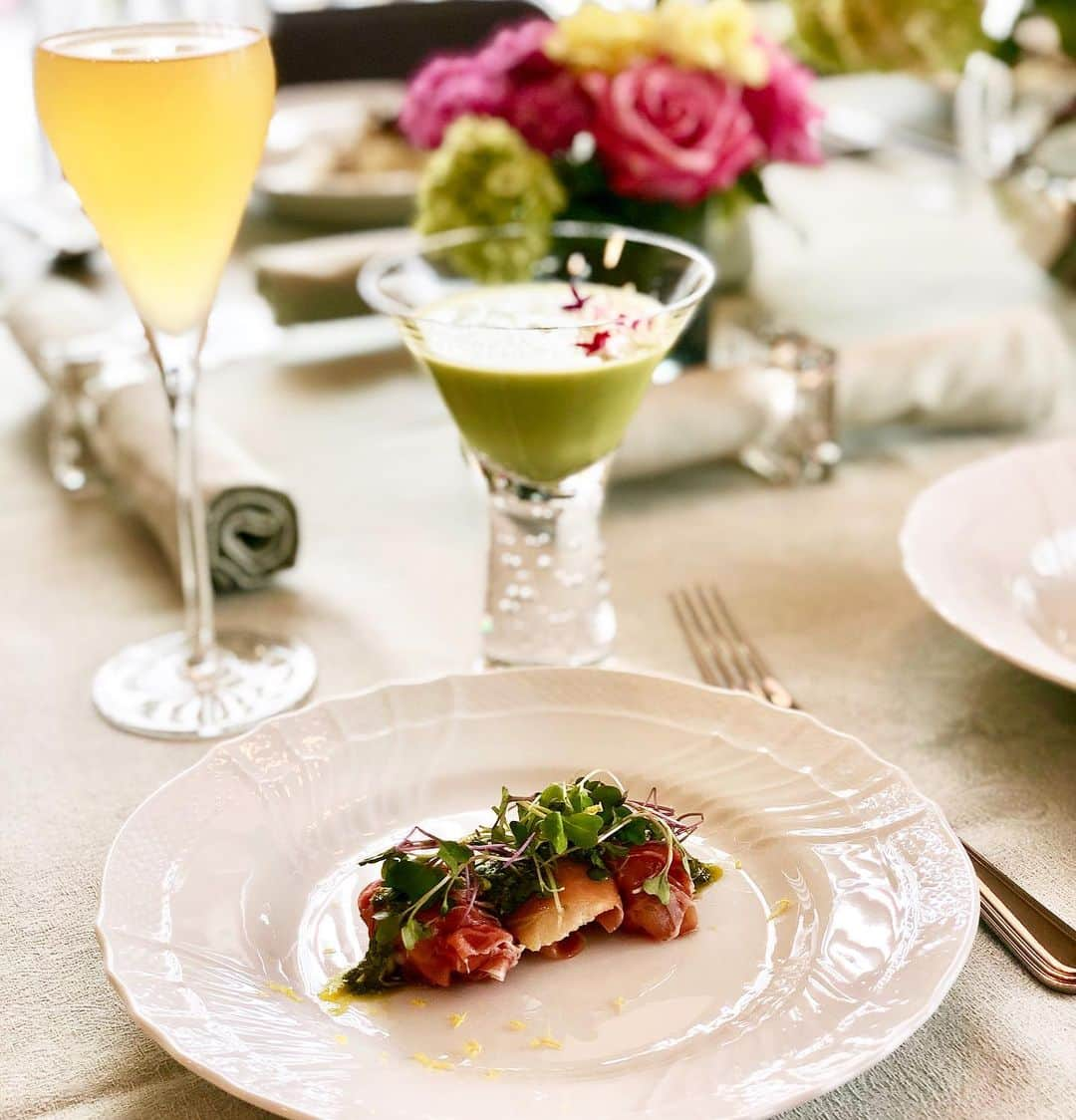 花岡維生さんのインスタグラム写真 - (花岡維生Instagram)「おもてなし教室🍽🌹💕 母の日が近いので、お花はカーネーションとバラでとっても華やか✨ 初夏らしい爽やかなテーブルコーディネートと、美味しいお料理を教えていただきました❣️ 今思えばアメリカ生活が始まって数ヶ月の頃、たまたまレッスンのブログを見つけて申し込んだのがキッカケで、あれからあっという間に時が過ぎていきました😳💦 最後だと思うと寂しいですが、帰国後も先生のレシピとコーディネートをもとに、おもてなし出来るといいな🥰 #おもてなし教室 #お料理教室 #アメリカ生活」5月11日 8時33分 - yuin.a