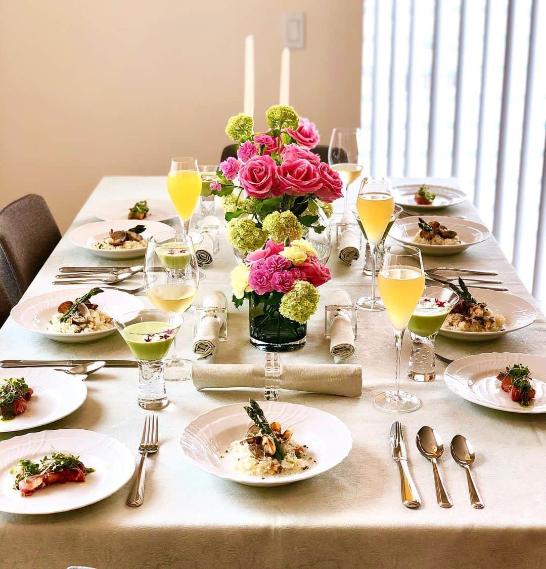 花岡維生さんのインスタグラム写真 - (花岡維生Instagram)「おもてなし教室🍽🌹💕 母の日が近いので、お花はカーネーションとバラでとっても華やか✨ 初夏らしい爽やかなテーブルコーディネートと、美味しいお料理を教えていただきました❣️ 今思えばアメリカ生活が始まって数ヶ月の頃、たまたまレッスンのブログを見つけて申し込んだのがキッカケで、あれからあっという間に時が過ぎていきました😳💦 最後だと思うと寂しいですが、帰国後も先生のレシピとコーディネートをもとに、おもてなし出来るといいな🥰 #おもてなし教室 #お料理教室 #アメリカ生活」5月11日 8時33分 - yuin.a