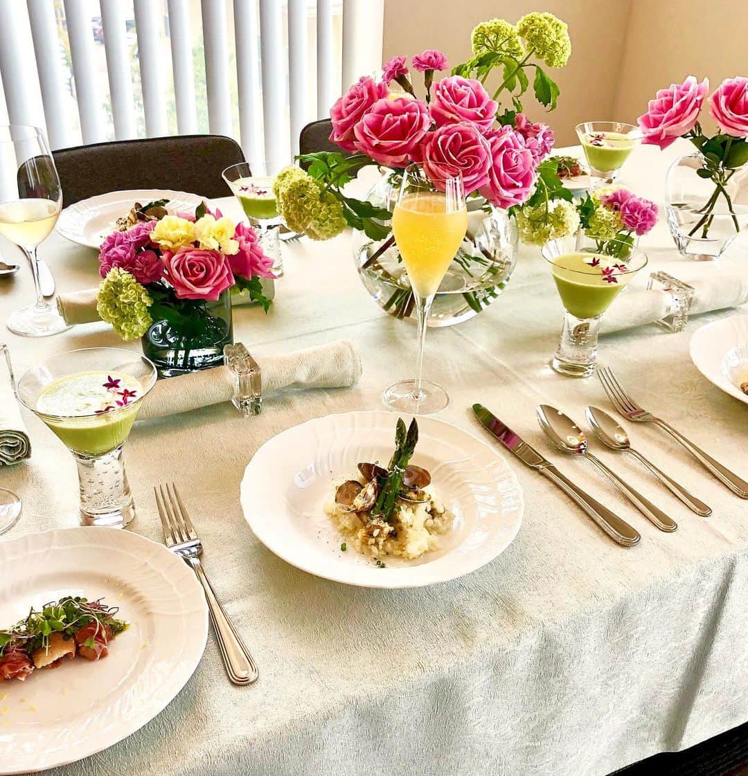 花岡維生さんのインスタグラム写真 - (花岡維生Instagram)「おもてなし教室🍽🌹💕 母の日が近いので、お花はカーネーションとバラでとっても華やか✨ 初夏らしい爽やかなテーブルコーディネートと、美味しいお料理を教えていただきました❣️ 今思えばアメリカ生活が始まって数ヶ月の頃、たまたまレッスンのブログを見つけて申し込んだのがキッカケで、あれからあっという間に時が過ぎていきました😳💦 最後だと思うと寂しいですが、帰国後も先生のレシピとコーディネートをもとに、おもてなし出来るといいな🥰 #おもてなし教室 #お料理教室 #アメリカ生活」5月11日 8時33分 - yuin.a