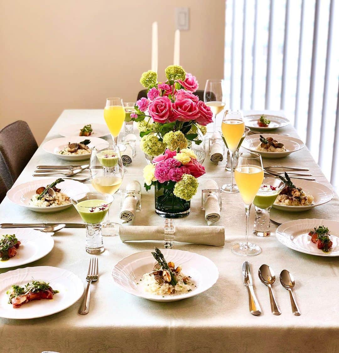 花岡維生のインスタグラム：「おもてなし教室🍽🌹💕 母の日が近いので、お花はカーネーションとバラでとっても華やか✨ 初夏らしい爽やかなテーブルコーディネートと、美味しいお料理を教えていただきました❣️ 今思えばアメリカ生活が始まって数ヶ月の頃、たまたまレッスンのブログを見つけて申し込んだのがキッカケで、あれからあっという間に時が過ぎていきました😳💦 最後だと思うと寂しいですが、帰国後も先生のレシピとコーディネートをもとに、おもてなし出来るといいな🥰 #おもてなし教室 #お料理教室 #アメリカ生活」