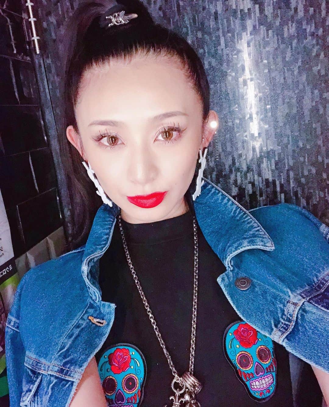 DJ JUICYのインスタグラム：「昭和女子→平成をジャンプして→令和で決める❗️✌️❗️ 平成はやりたい事、行きたい所、色んな夢を追いかけ叶えて来ましたぁ😃🙌✨ 令和の時代は、、、✨ 自分も大事だけど周りの人の為に生きたい✨ ピーターパンから魔女を目指して頑張ります✊💜✨🧚‍♀️🧙‍♀️ 遅くなりましたが... 新時代もよろしくお願いします🙇🏻‍♀️❤️ #昭和 #平成 #令和 #ピーターパン からの #魔女」