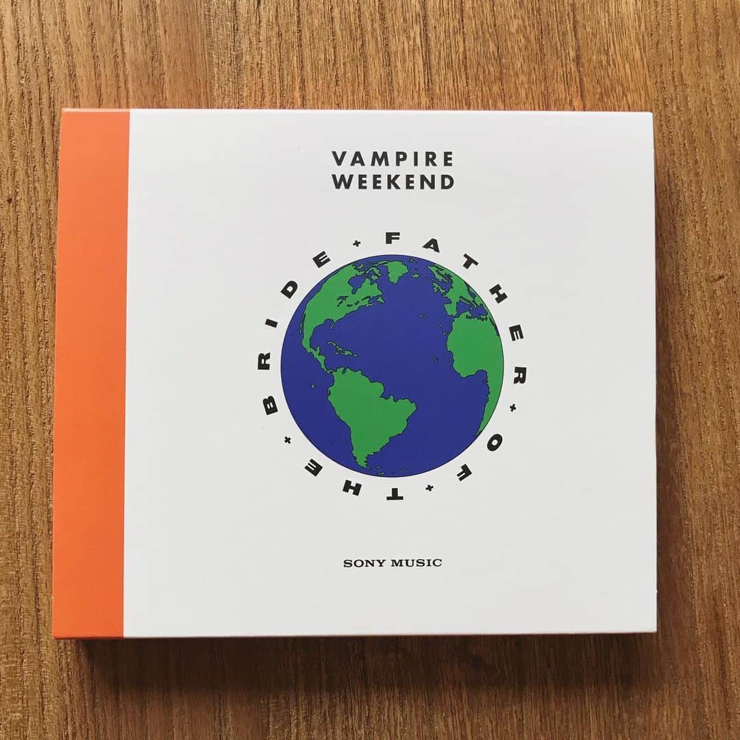 山田稔明さんのインスタグラム写真 - (山田稔明Instagram)「令和になって最初に買う新譜はヴァンパイア・ウィークエンド。間違いないやつ。サマーアンセムに。 #買ったレコード #買ったレコード2019 #vampireweekend」5月11日 8時35分 - toshiakiyamada
