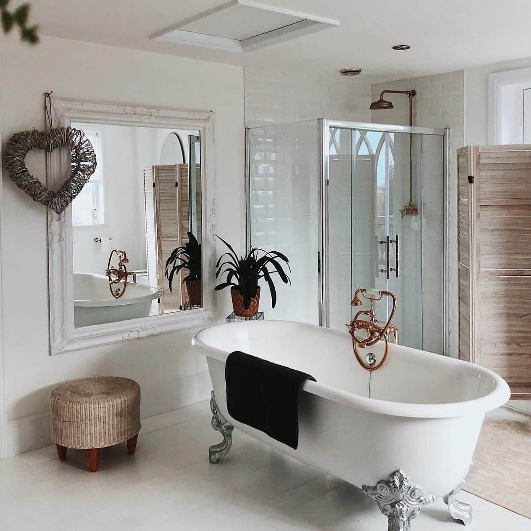 Airbnbさんのインスタグラム写真 - (AirbnbInstagram)「Superhost Maxine’s country estate features a tennis court, a heated pool and the serene beauty of the surrounding Fenlands. But when your bathtub looks like this, it’s bound to be the focal point of your stay. Once your toes are sufficiently shrivelled, head to the Hare Arms for refined pub grub among wandering peacocks.  Photo: @katymitten」5月11日 8時35分 - airbnb