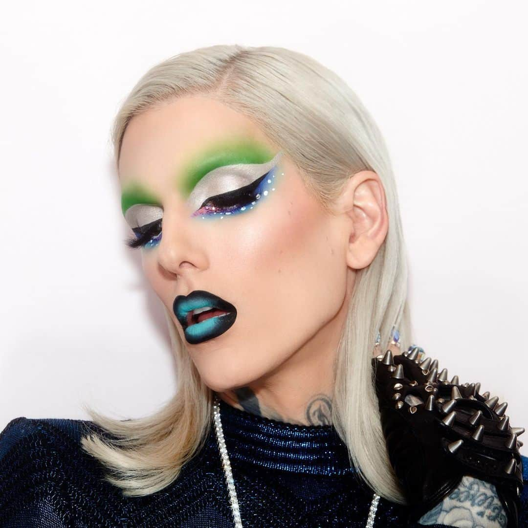 Jeffree Star Cosmeticsさんのインスタグラム写真 - (Jeffree Star CosmeticsInstagram)「ALIEN GLAMOUR 👽 Our boo @lipsticknick created this intergalactic makeup look on Jeffree using the #Alien & #BlueBlood palettes 💖 #jeffreestarcosmetics photo by: @jonsams hair by: @jesushair」5月11日 8時55分 - jeffreestarcosmetics