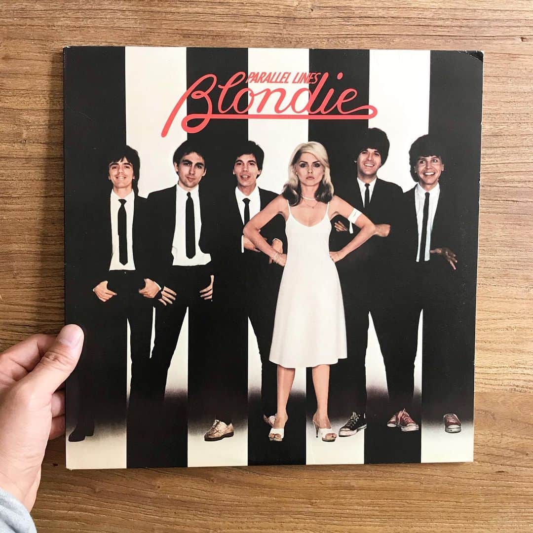 山田稔明さんのインスタグラム写真 - (山田稔明Instagram)「ブロンディ1978年の『Paralell Lines』。たとえ、ずっと、平行だとしても。 #朝一番に聴くレコード」5月11日 9時11分 - toshiakiyamada
