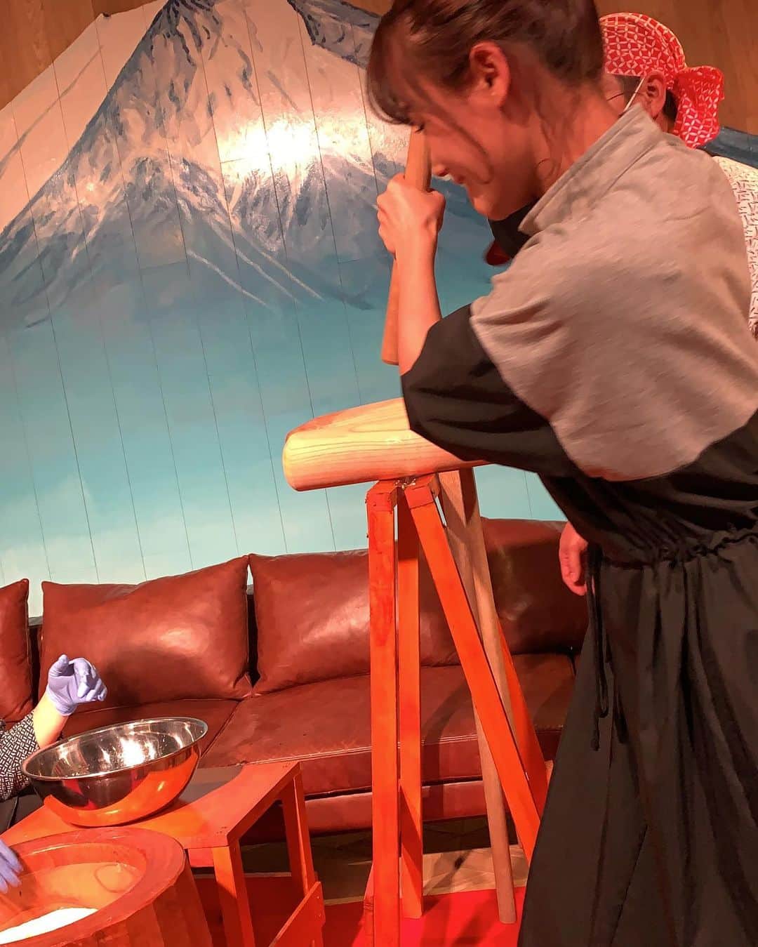 秋山ゆずきさんのインスタグラム写真 - (秋山ゆずきInstagram)「. . そういえば今年 事務所の新年会で お餅ついた。 やりたーい！って言ってるの 私とくぅちゃんとりりちゃぴしか いなかった。笑 . お餅みんなつくより、食べたいよね。 . . #お餅つき #お餅とお団子 #どうちがうの」5月11日 9時22分 - yuzukiakiyama