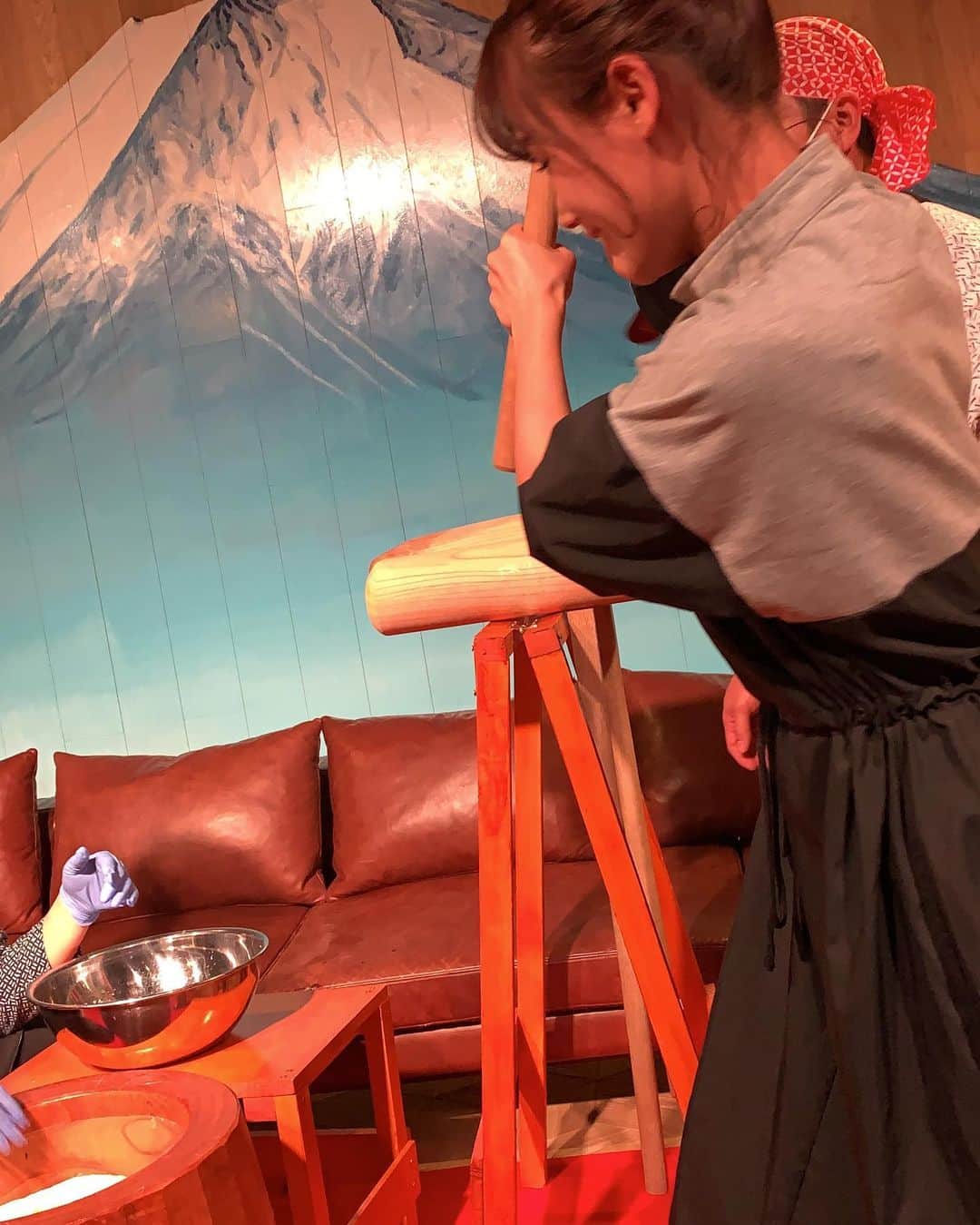 秋山ゆずきのインスタグラム：「. . そういえば今年 事務所の新年会で お餅ついた。 やりたーい！って言ってるの 私とくぅちゃんとりりちゃぴしか いなかった。笑 . お餅みんなつくより、食べたいよね。 . . #お餅つき #お餅とお団子 #どうちがうの」