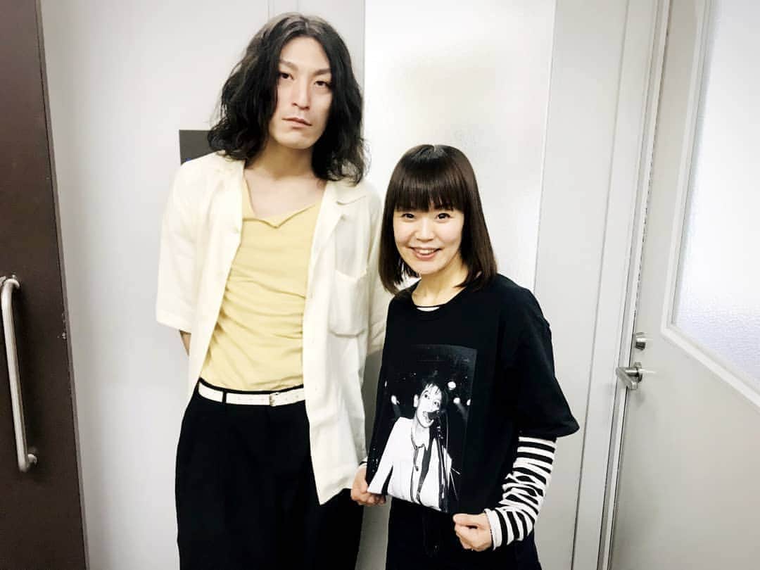 川原ちかよさんのインスタグラム写真 - (川原ちかよInstagram)「昨日の番組ゲストは、﻿ ドレスコーズ 志磨遼平くんでした。﻿ ﻿ 令和が始まるその日に、﻿ “人類最後の音楽”と言う﻿ 壮大なコンセプトの﻿ アルバム【ジャズ】をリリース。﻿ ﻿ 壮大だけど、﻿ なんかわかると言うか。﻿ ﻿ 「星になれるのよ　死んだらね」﻿ (アルバム【ジャズ】から「ニューエラ」)﻿ ﻿ そんな死生観は、変わるかも知れない。﻿ ﻿ 「おばあちゃんは、星になったのよ」﻿ もう会えないことを、﻿ そんな風に幼い頃は﻿ 教えられてきたけど。﻿ ﻿ 「じゃあ、100億円あったら、﻿ おばあちゃんに会いに行けるね！」﻿ みたいな時代になるかも知れない。﻿ ﻿ 今の時代の今の感覚を、﻿ 芸術で残すのはよいことだなー﻿ と思いました。﻿ ﻿ そんな志磨くんは、﻿ 『吉井和哉になりたい男』﻿ 14歳の頃、恋愛感情のように、﻿ 吉井さんに憧れた話しなど、﻿ イエローモンキートークも楽しかった。﻿ ぜひ、また来てください！ #ドレスコーズ #志磨遼平」5月11日 9時22分 - chikayo_baby