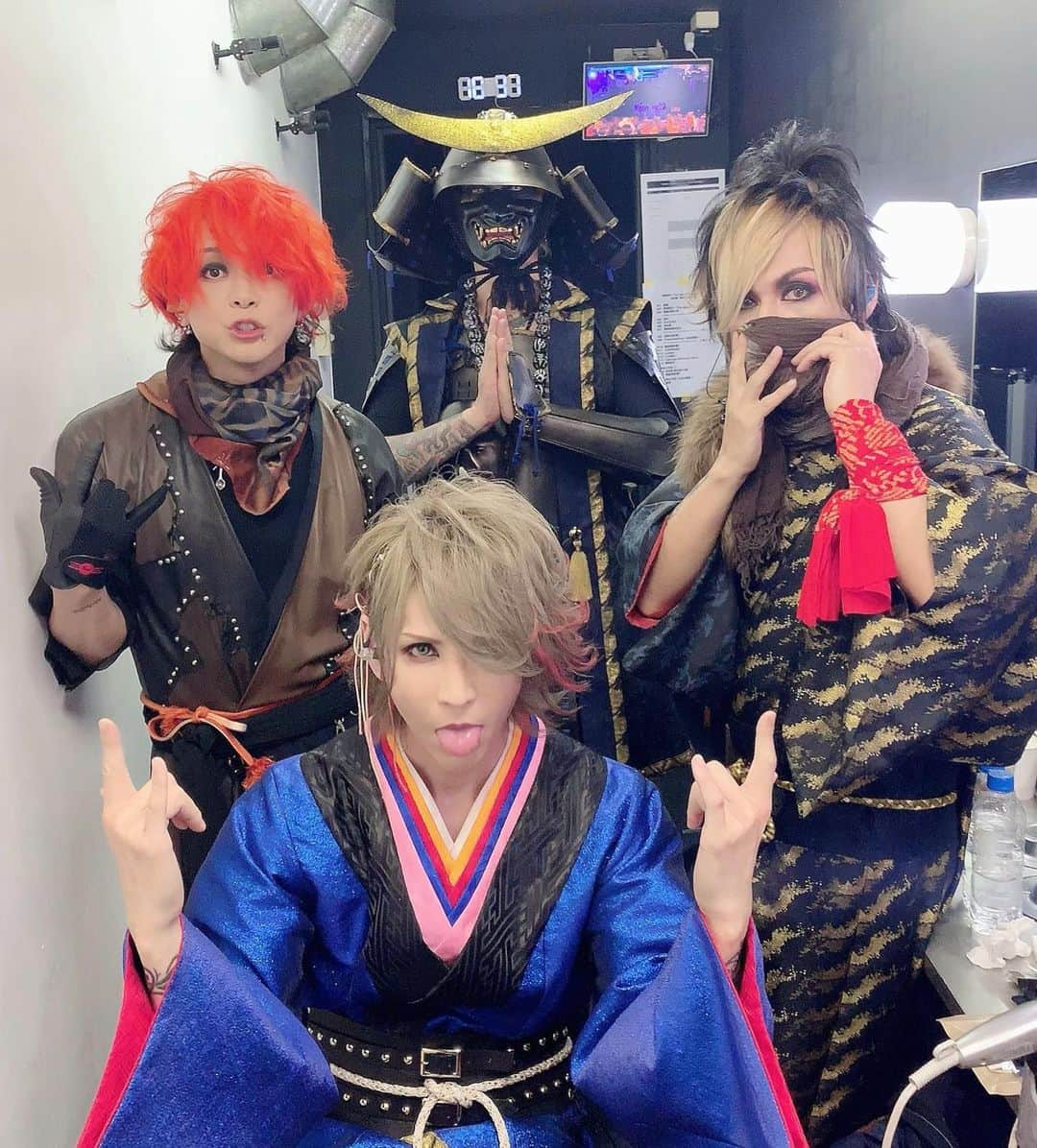 淳士さんのインスタグラム写真 - (淳士Instagram)「戦国時代【関東統一ツアー】ファイナル🔪✨ . 東京公演終了‼️🎉 . ファイナルに相応しく凄まじくドラマチッく最高なLIVEだった😊 . 下僕らぶ❤️ . いや〜楽しいツアーだった😃✨ . やればやるほど良くなるバンド “💙👱🏾‍♀️🦌🤖” . この先が楽しみだ😆❤️ . @sngk_jdi @kazumaendo @y_u_k_i_rock @jkn627 . #戦国時代 #ツアー #ファイナル #下僕 #らぶ」5月11日 9時17分 - jz0330