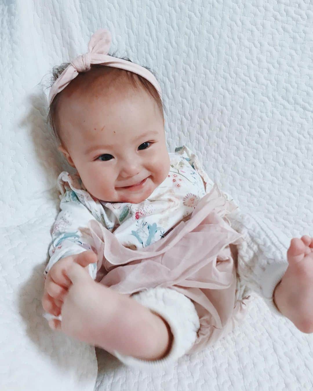 高橋菜摘のインスタグラム：「#6months  ソファの角ならバンボ無くても座れる〜♥️ おすわりとズリバイする前に すでにハイハイしちゃいそうです😹 2人目はゆっくり成長して欲しくて 何事もゆっくりでいいのよ〜と言い聞かせてる🤣 だけどやっぱり成長を目の当たりにすると 1つ1つの成長が嬉しすぎてきゃっきゃ言ってる私。 あぁ可愛いよぅ。 _____________________ #ranri」