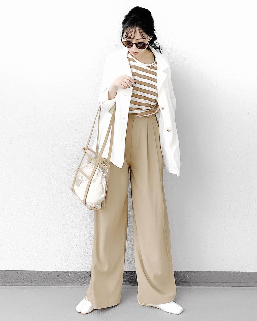 lve_xxxxのインスタグラム：「.﻿﻿ .﻿﻿ 爽ややか系🛥←﻿﻿ ﻿﻿ 夜肌寒いから羽織ないと不安なので﻿﻿ 今時にピッタリなホワイトJK﻿﻿ ﻿﻿ @dholic_official ﻿﻿ ☑︎ドローストリングシングルジャケット﻿﻿ t53096﻿﻿ ﻿﻿ @donobanweb のボーダー﻿﻿ 柔らかくて着やすさ🙆‍♀️﻿﻿ ﻿﻿ クリアバッグは今季慎重したやつ。﻿﻿ ﻿﻿ @dholic_official ﻿﻿ ☑︎巾着SETクリアバッグ﻿﻿ d53117﻿﻿ ﻿﻿ パンツは詐欺盛り ﻿﻿ @unemansion のお気に入り🖤﻿﻿ ﻿﻿ 足袋バレエは @lveu.official ﻿﻿ 再入荷のご希望かなり頂いているので﻿﻿ 検討中との事です🙇‍♀﻿ ﻿ サングラス🕶は再入荷中 ﻿ ご好評頂き、色欠けしてしまってますが…﻿ ブラウンのみご用意御座います。﻿ ﻿﻿ ﻿﻿ －－－－－－－－－－－－－－－－－－﻿﻿﻿﻿﻿﻿﻿﻿﻿﻿﻿﻿﻿﻿﻿﻿﻿﻿﻿﻿ ﻿﻿﻿﻿﻿﻿﻿﻿﻿﻿﻿﻿﻿﻿﻿﻿﻿﻿﻿﻿ item詳細(ブランド・サイズ等)に﻿﻿﻿﻿ 関しましては﻿﻿﻿﻿﻿﻿﻿﻿﻿﻿﻿【WEAR】を﻿﻿﻿﻿ ご参照くださいませ🙇‍♀️♡﻿﻿﻿﻿﻿﻿﻿﻿﻿﻿﻿﻿﻿﻿﻿ ﻿﻿﻿﻿ WEAR ： lvexxxx ﻿﻿ ﻿﻿﻿﻿ －－－－－－－－－－－－－－－－－－﻿﻿﻿﻿ ﻿﻿」