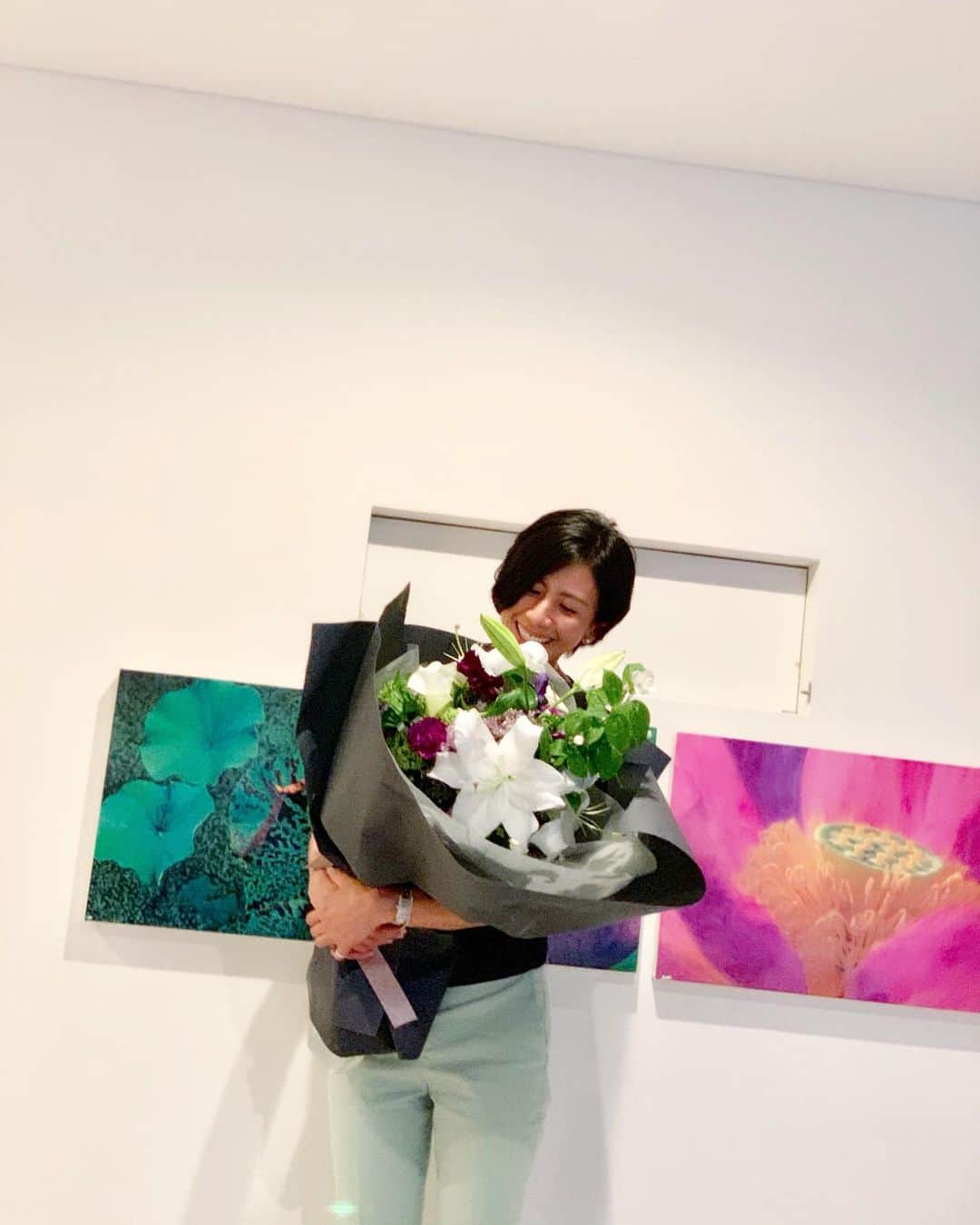 長谷川理恵さんのインスタグラム写真 - (長谷川理恵Instagram)「少し早い母の日、 主人からお花をいただきました。 3枚目のひまわりは、息子から！ 明日は母の日。 世界中のお母さんにありがとう🌻」5月11日 9時38分 - rie_hasegawa
