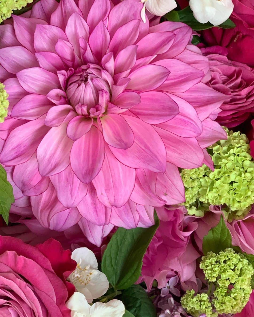 長谷川理恵さんのインスタグラム写真 - (長谷川理恵Instagram)「少し早い母の日、 主人からお花をいただきました。 3枚目のひまわりは、息子から！ 明日は母の日。 世界中のお母さんにありがとう🌻」5月11日 9時38分 - rie_hasegawa